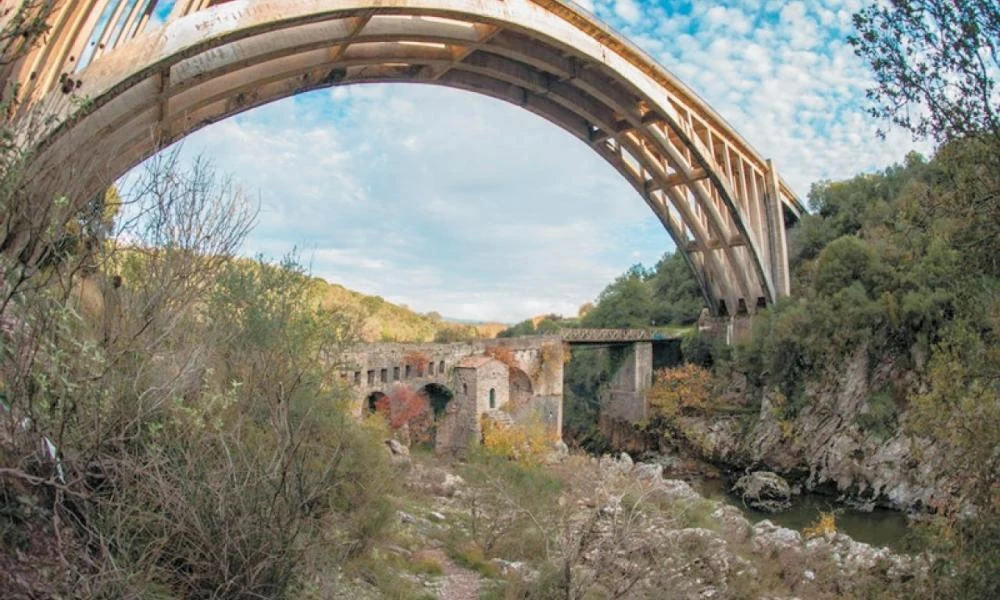 Καρύταινα: Κίνδυνος κατάρρευσης για τη «νέα γέφυρα» και τη βυζαντινή με το εκκλησάκι